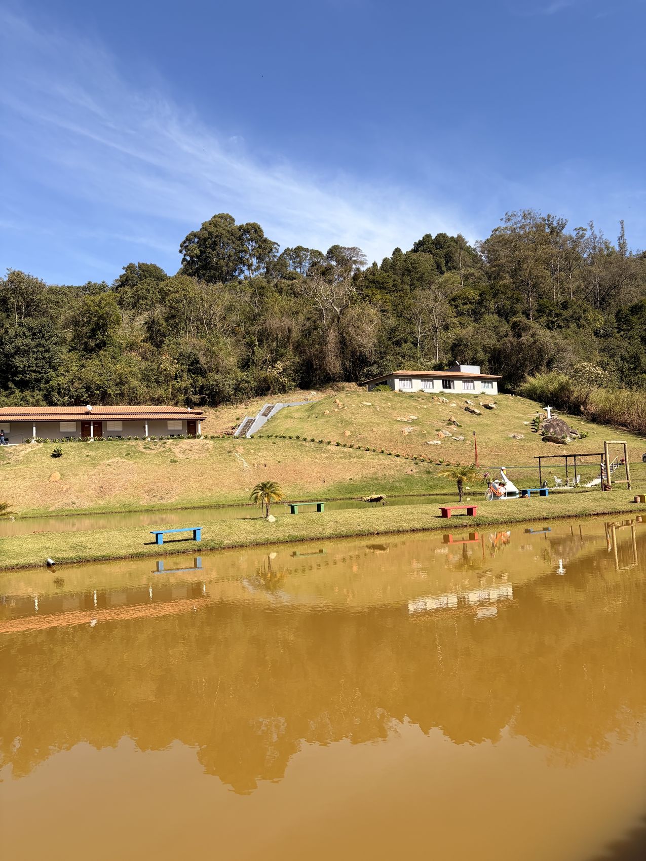 Vista dos chalés sobre o vale verde